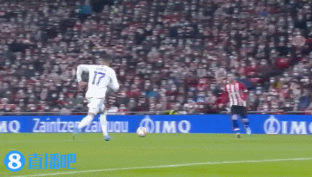 杜兰特关键中投命中，全场欢呼（杜兰特关键中距离一击命中，引爆全场）