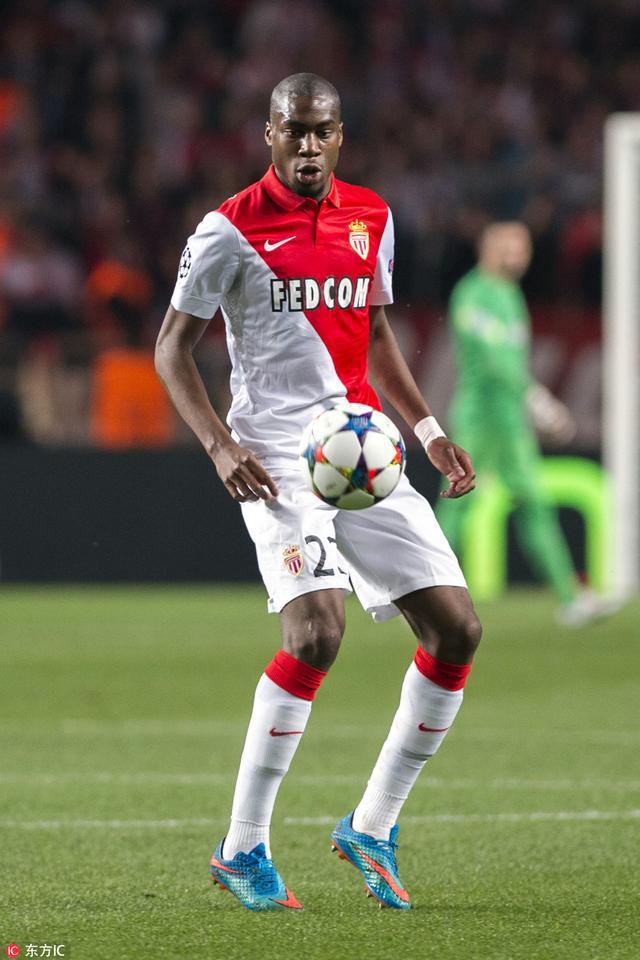 记者：多家豪门有意荷甲19岁中场斯密特，后者被标价2200万镑（多家豪门相中荷甲19岁中场斯密特，标价2200万英镑）