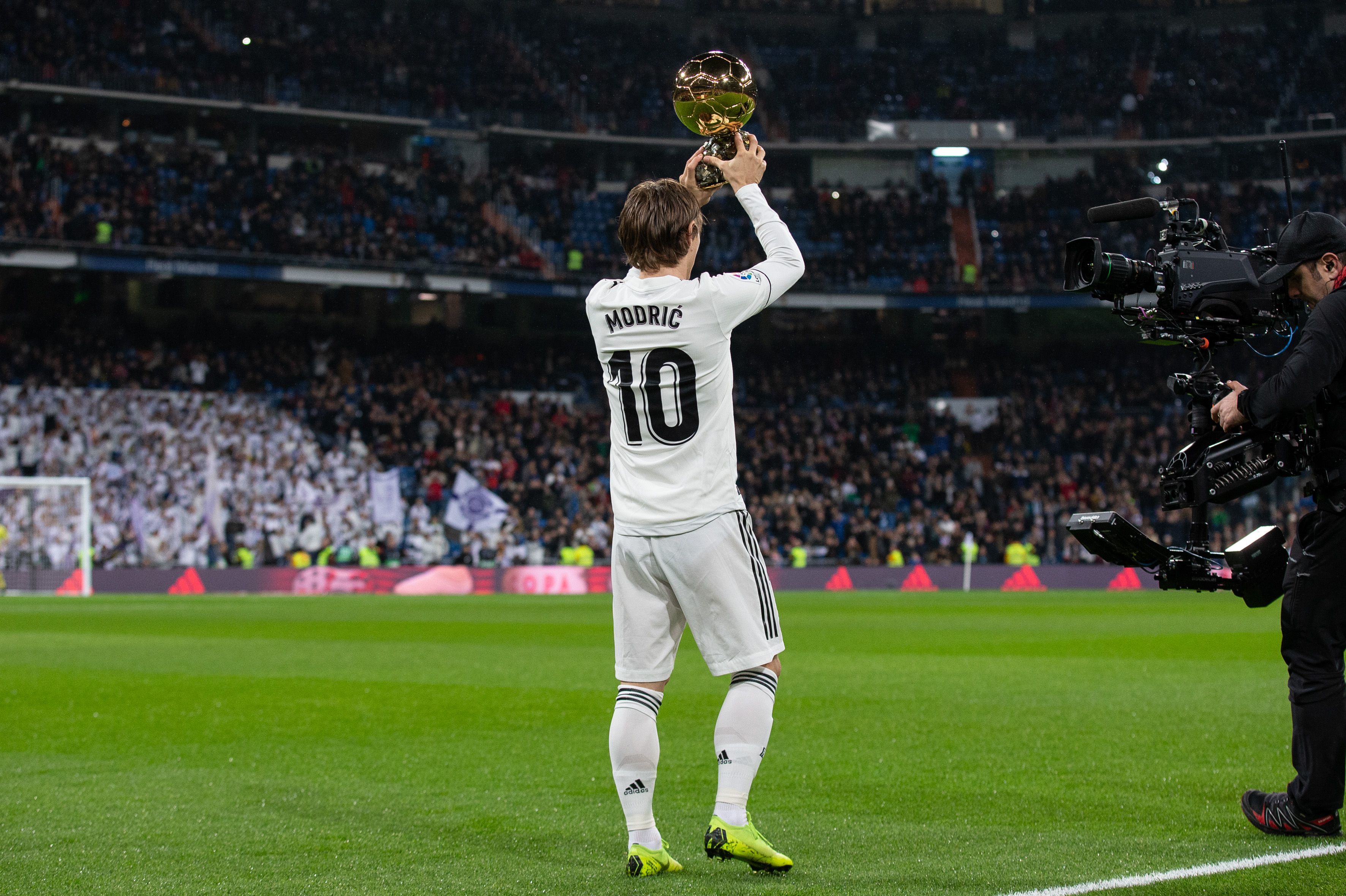 半场战报：温哥华白浪2-0洛杉矶，拉沃尔达、萨比建功（半场速递：温哥华白浪2-0领先洛杉矶，拉沃尔达与萨比相继破门）