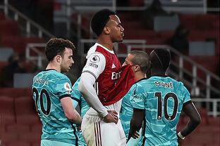 苏超冠军泰州队主教练莅临指导学校足球队员垫球运球技术！（苏超冠军泰州队主帅走进校园，亲授垫球与运球技巧）