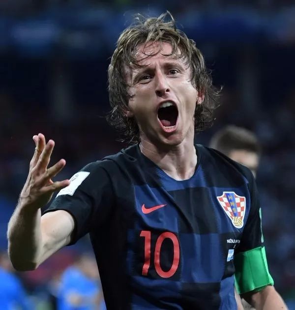 酋长球场稳坐榜首 阿森纳完胜布伦特福德（阿森纳主场大胜布伦特福德 继续领跑积分榜）