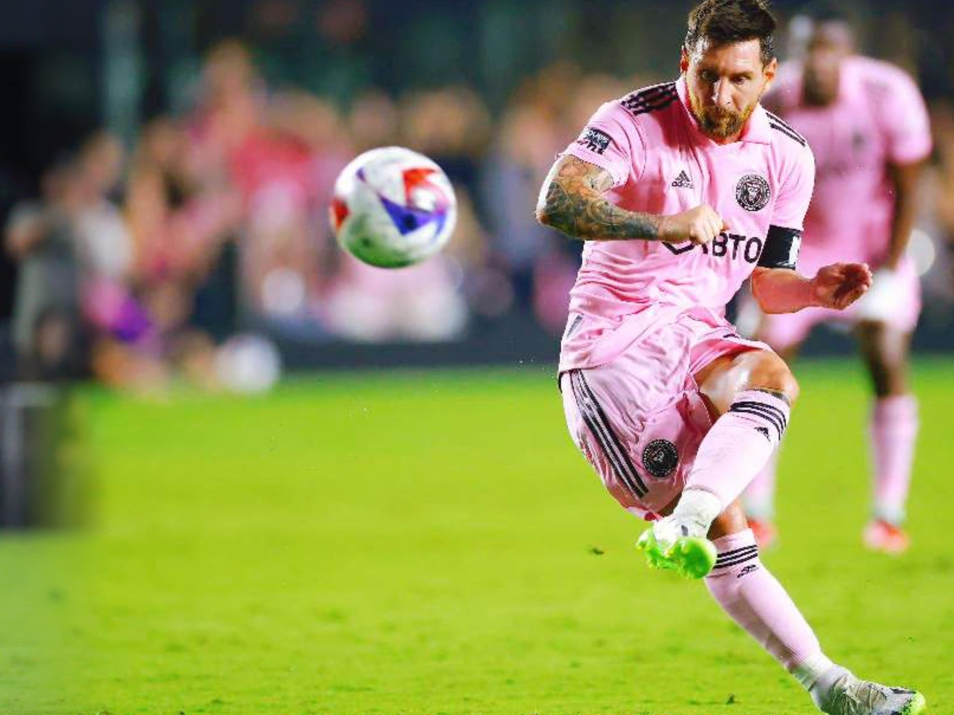 阿莫林称赞曼联定位球教练卡洛斯-费尔南德斯：他比我强得多（阿莫林盛赞曼联定位球教练卡洛斯·费尔南德斯：他远强于我）